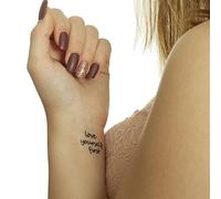 1 tatuaje corporal temporal con dos letras en negro