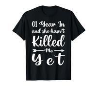 1 Year In and She Hasn't Killed Me Yet Cute 1st Anniversary Camiseta