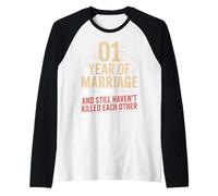 1 Year of Marriage & Still Haven't Killed Each Other Camiseta Manga Raglan