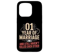 1 Year of Marriage & Still Haven't Killed Each Other Carcasa para iPhone 15 Pro