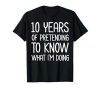 10 años fingiendo Saber lo Que Estoy Haciendo Aniversario de Trabajo Camiseta