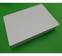 100 tarjetas blancas de 300 g en formato A5 de 210 x 150 mm.