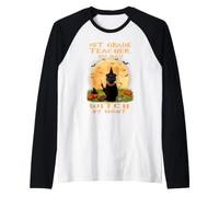 1st Grade Teacher by Day Witch by Night Halloween Costume Camiseta Manga Raglan