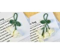 2 Pcs Accesorios de Ganchillo Espejo de Coche con Lirio de los Valles, Decoración Interior de Coche, Accesorio Estético, Accesorios Colgantes para Espejo Retrovisor (Morado + Blanco)