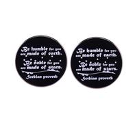 2 pines con cita inspiradora, proverbio serbio "Be humble for you are made of earth. Be noble for you are made of stars", insignia de aleación motivacional