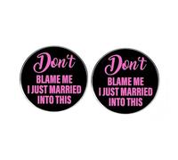 2 pines de botón redondos con texto en inglés "Don't Blame Me I Just Married Into This", alfileres de solapa para hombres y mujeres, insignia de aleación de metal