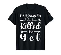 2 Years In and She Hasn't Killed Me Yet Cute 2nd Anniversary Camiseta