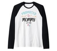 2026 Promoted to Mommy EST 2026 Mom First Time Mother to Be Camiseta Manga Raglan