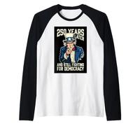 250 años después y todavía luchando por la Democracia 1776-2026 Camiseta Manga Raglan