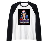 250 años después y todavía luchando por la Democracia 1776-2026 Camiseta Manga Raglan