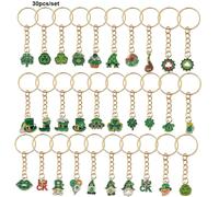 30 piezas/juego de sombreros verdes irlandeses, globos, estrellas de puntas y varios llaveros de moda, perfectos para cualquier regalo de fiestas