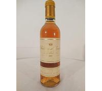 37,5 cl sauternes château d'yquem grand cru classé liquoreux 1997 - bordeaux france: une bouteille de vin.