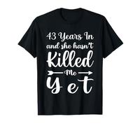 43 Years In and She Hasn't Killed Me Yet 43rd Anniversary Camiseta