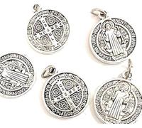 5 Medalla San Benito metal baño plata. Es una de Las medallas más Antiguas de la cristiandad, y quienes la portan creen Que Tiene Poder contra el Mal.