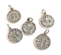 5 Medallas San Benito de metal y baño plata. Es una de Las medallas más Antiguas de la cristiandad, y quienes la portan creen Que Tiene Poder contra el Mal.