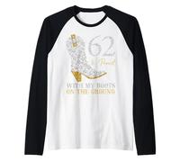 62 & Proud with My Boots On The Ground 62 Años Cumpleaños Camiseta Manga Raglan