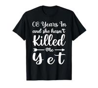 8 Years In and She Hasn't Killed Me Yet Cute 8th Anniversary Camiseta