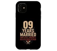 9 Year of Marriage & Still Haven't Killed Each Other Carcasa para iPhone 11