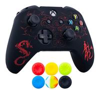 9CDeer 1 x Silicona Grabado Laser Protector Cubrir Piel + 6 Apretones de Pulgar y Tapones a Prueba de Polvo para Xbox One S/X Mando Loong Rojo