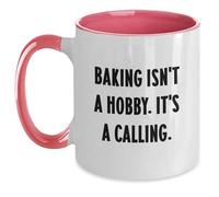A los entusiastas de la repostería les encantará esta divertida taza de café de dos tonos de regalos de amigos y familiares para graduación, "Baking Isn't A Hobby. It's A Calling"