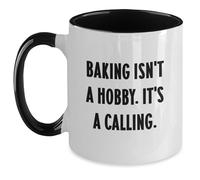 A los entusiastas de la repostería les encantará esta divertida taza de café de dos tonos de regalos de amigos y familiares para graduación, "Baking Isn't A Hobby. It's A Calling"