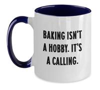 A los entusiastas de la repostería les encantará esta divertida taza de café de dos tonos de regalos de amigos y familiares para graduación, "Baking Isn't A Hobby. It's A Calling"