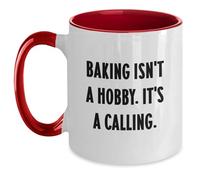 A los entusiastas de la repostería les encantará esta divertida taza de café de dos tonos de regalos de amigos y familiares para graduación, "Baking Isn't A Hobby. It's A Calling"
