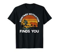 A Veces la motivación te Encuentra Divertido Senderismo Camping Oso Camiseta