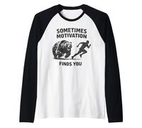 A Veces la motivación te Encuentra un Oso Divertido Persiguiendo a un Hombre Camiseta Manga Raglan