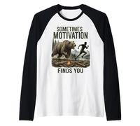 A Veces la motivación te Encuentra un Oso Divertido Persiguiendo a un Hombre Camiseta Manga Raglan