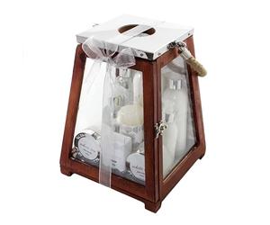 Accentra Set de baño de regalo para mujer, 8 productos de bienestar y bienestar con aroma reconfortante de té blanco y una vela empaquetada en un gran farol de madera.