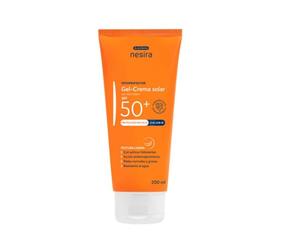 Acof Nesira Gel-Crema Solar SPF 50+, Textura Ligera, Resistente al Agua, Acción Antienvejecimiento, 200 ml