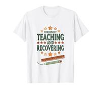 Actualmente Enseñando Y Recuperando Divertida Educación Vida Cita Camiseta