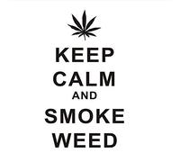Adhesivo de pared extraíble negro con texto en inglés "Keep Calm and Smoke Weed", adecuado para salas de entretenimiento o salas de juegos, creando un ambiente relajado y humorístico 43 x 74 cm
