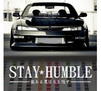 Adhesivo decorativo para parabrisas trasero con texto "Stay Humble English + Japones", 60 cm, color blanco