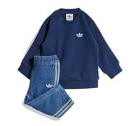 adidas El mono para niño Denim Crew Set** es un conjunto deportivo e informal compuesto por una camiseta y pantalones a juego. La camiseta presenta un diseño sencillo con el logotipo del pecho