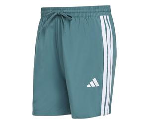 adidas Uomo Essential Three Stripes Chelsea Base Short, preloved Teal/White, M