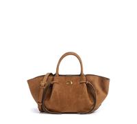Adopta sin esfuerzo la tendencia de flecos con este bolso Guess Allegra Girlfriend, elaborado en suave piel sintética que garantiza estilo y resistencia. Diseñado con dos asas y una correa de hombro a