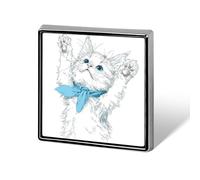 Adorable gatito con lazo azul. Broches y alfileres unisex. Insignia de solapa cuadrada y ligera. Joyería para ropa, chal o sombrero.