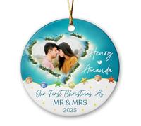 Adorno de cerámica con texto en inglés "Our First Christmas As Mr & Mrs", marco de fotos, adorno de boda para parejas, bodas, compromisos, nombres de fotos personalizados, adornos de año para