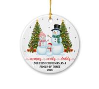 Adorno de cerámica personalizado con texto en inglés "Our First Christmas As A Family of Thres" 2025, familia de 3 muñecos de nieve, regalos para nueva mamá, papá, bebé, nombres personalizados/año de
