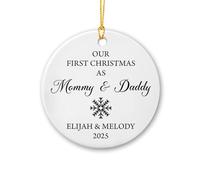 Adorno de cerámica personalizado con texto en inglés «Our First Christmas As Mommy & Daddy» 2025, adorno de copo de nieve para la primera Navidad como mamá y papá, adorno de copo de nieve para colgar
