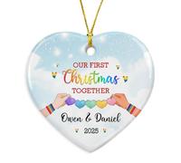 Adorno de cerámica personalizado con texto en inglés "Our First Christmas Together" 2025, pareja lesbiana/orgullo gay LGBT, arco iris, regalos de recuerdo de Navidad, regalos de recuerdo de Navidad