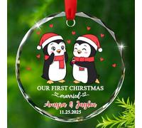 Adorno de cristal con diseño de pingüino personalizado con texto en inglés «Our First Christmas Married Anniversary», regalo para aniversario de matrimonio, con nombres de fecha personalizados