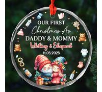 Adorno de cristal personalizado con texto en inglés "Our First Christmas As Daddy & Mommy 2025, Daddy & Mommy Gnome, adornos de Navidad de gnomo para papá y mamá, adornos de cristal para padres y