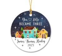 Adorno para árbol de Navidad de familia de 3 años 2025 - You & Me Became Three Gifts for New Dad Mom Baby - Nombres personalizados Navidad familiar - Nuevos padres personalizados para parejas