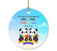 Adorno personalizado con texto en inglés "Our First Christmas As Mrs & Mrs Mrs & Mrs Married 2025, adorno de pareja de pandas lesbianas juntas, nombres de fecha personalizados, regalo de decoración de