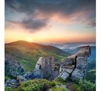 adrium Cuadro acrílico 60 x 60 cm: rocas altas en el valle de la montaña al amanecer, paisaje natural de verano (76582679)