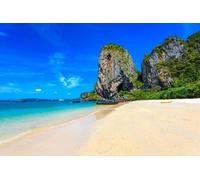 adrium Cuadro de madera de 120 x 80 cm: rocas de piedra caliza en la playa de Ao Phra Nang con un tradicional barco tailandés de madera en la península (130811548)