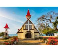 adrium Póster 120 x 80 cm: Iglesia roja en el pueblo de Cap Malheureux, Isla Mauricio. Notre Dame de Auxiliatrice, iglesia rural con techo rojo en tropical